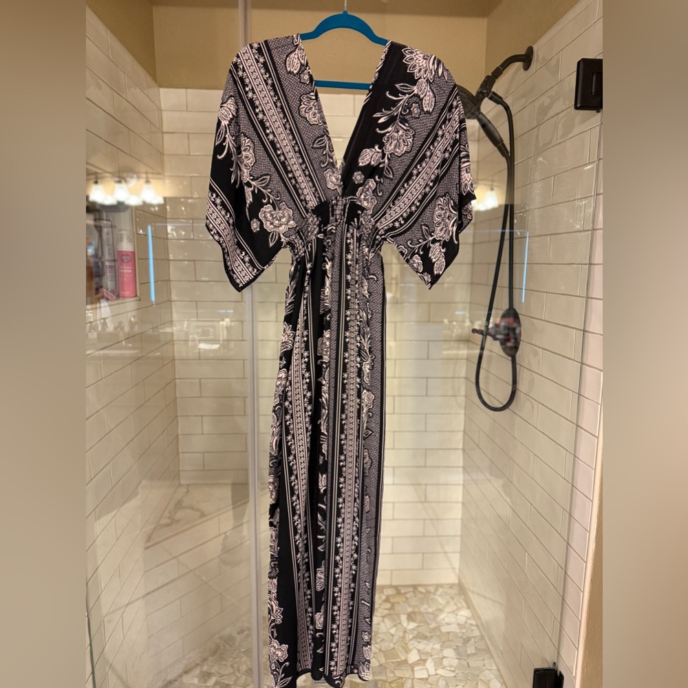 Kimono style dress with back tie.